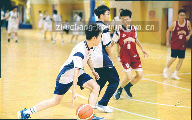 多个屏幕叠加显示数据图表的抽象画面